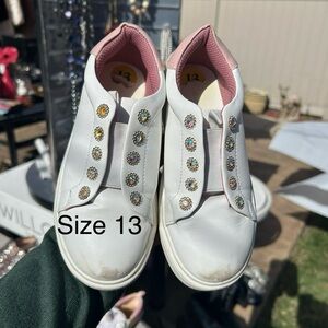 Stylish White Sneakers with Pink Accents